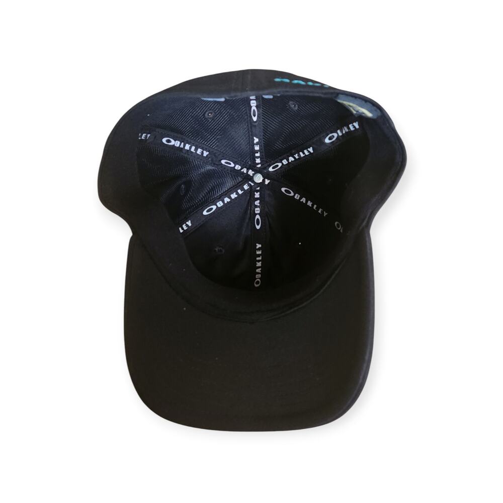 Oakley Tincan Stretch Performance Fit Metal Blue Logo Black Flexfit Baseball Hat - Picture 4 of 5